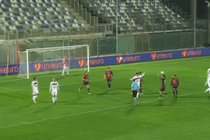 Crotone-Foggia 3-1: rimonta pitagorica, rossoneri ancora al tappeto. E’ il sesto KO consecutivo.